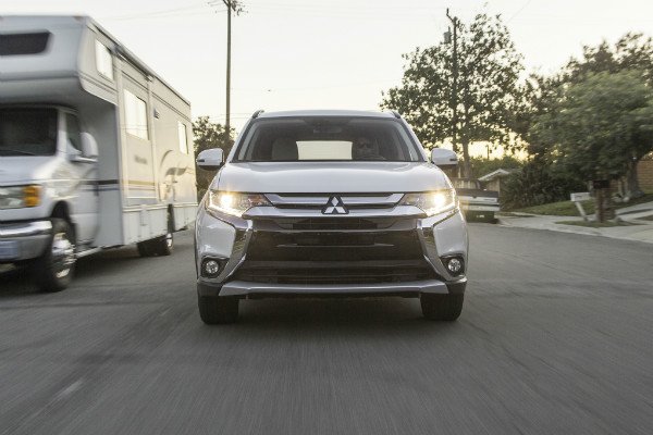 2016-mitsubishi-outlander-sel-s-awc-front-end-in-motion