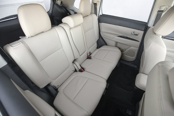2016-mitsubishi-outlander-sel-s-awc-rear-interior-seats