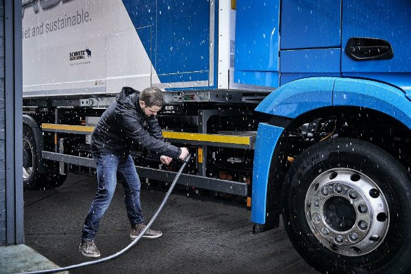 mercedes-benz-introduces-the-eactros-a-200-km-heavy-duty-electric-truck_10