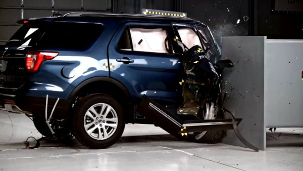 Passenger-side tests of midsize SUVs reveal some major flaws - IIHS News