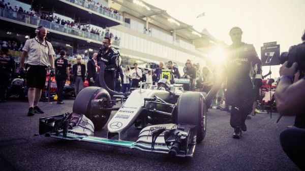 nico-rosberg-2016-world-championship-victory-behind-the-scenes-imagery-w600-h600