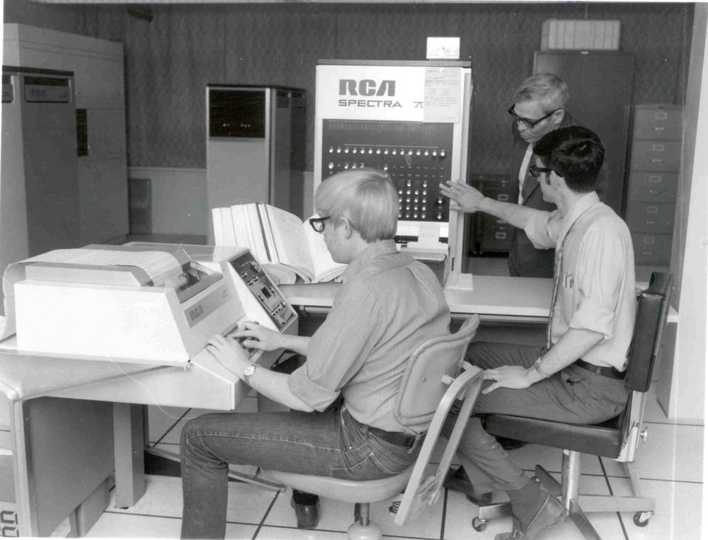 Mark computers. Компьютер 1971. Компьютер 1971 года. Первая компьютерная сеть. Первый компьютер 1971.