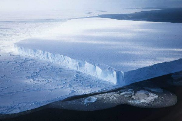 جدا شدن قطعات یخ از قطب جنوب
