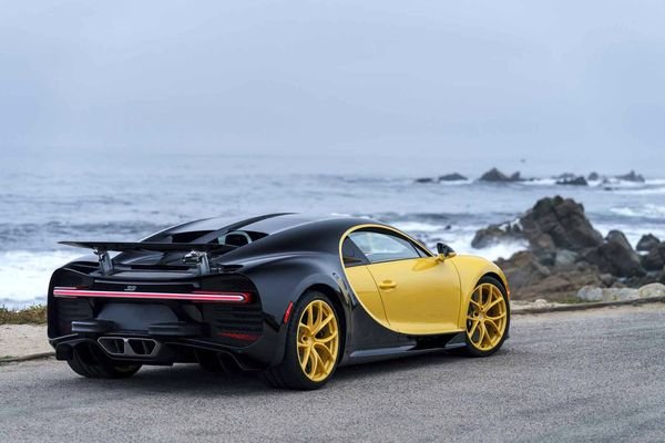 https://digiato.com/wp-content/uploads/2017/08/first-bugatti-chiron-delivered-to-us-owner-has-black-yellow-color-scheme_5.jpg