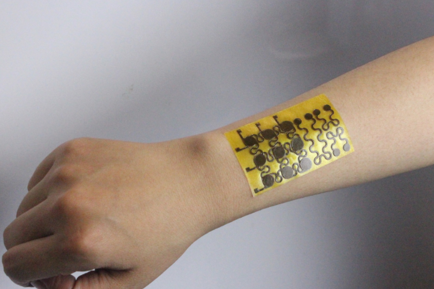 این پوست الکترونیکی می تواند خود را ترمیم کرده یا به طور کامل بازیافت شود