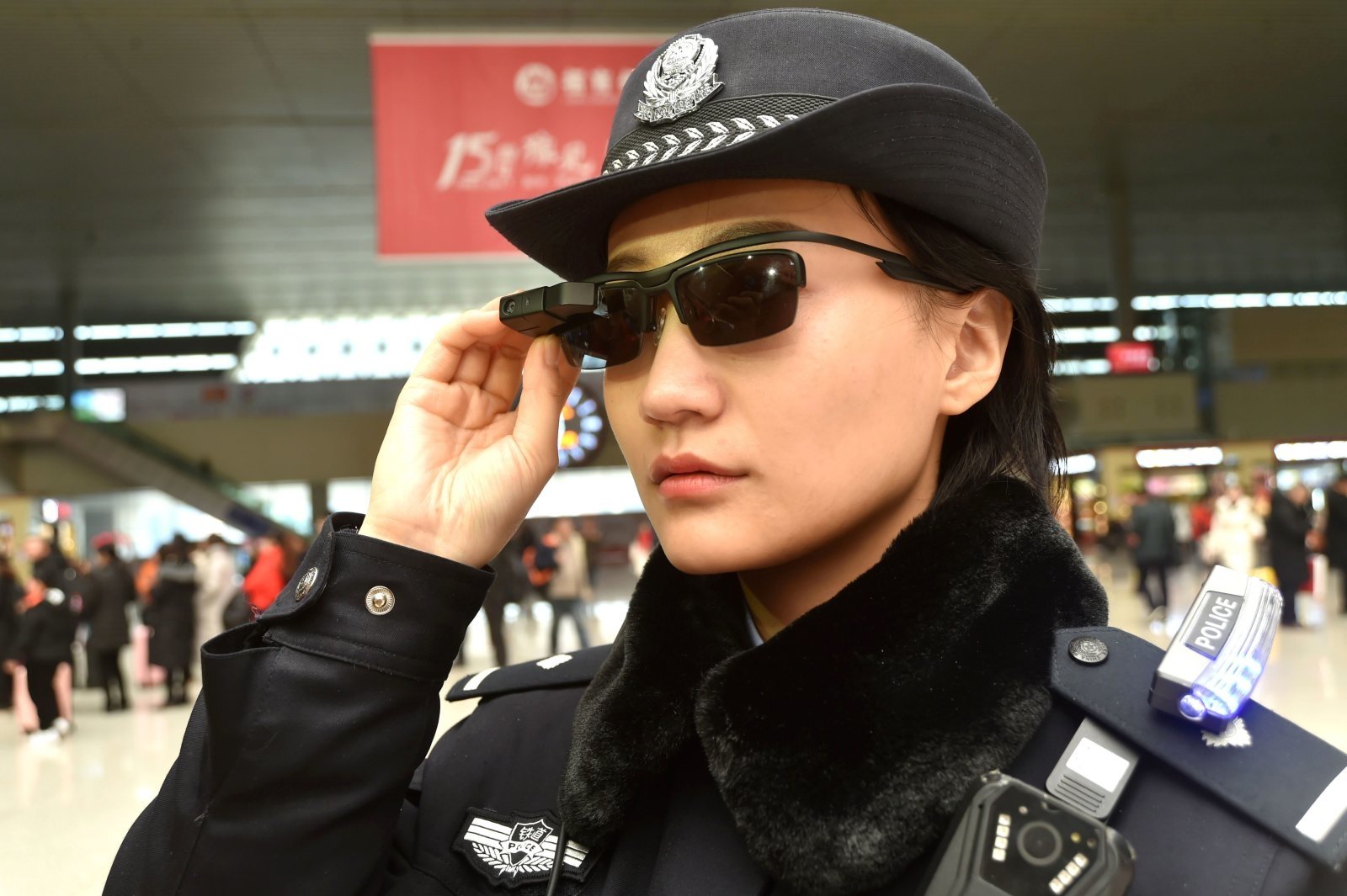 پلیس چین و استفاده از عینک های تشخیص چهره برای اسکن مسافرین