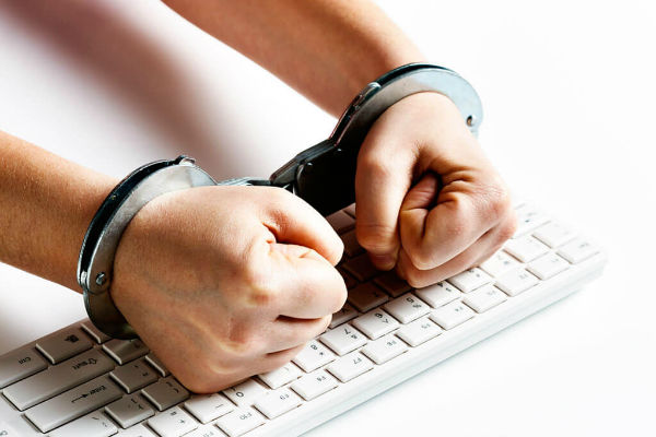 یک هکر به جرم نفوذ به کامپیوتر زندان برای آزاد کردن دوستش به هفت سال زندان محکوم شد