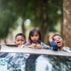ضرورت اعمال جریمه سنگین برای خروج کودکان از سانروف خودرو؛ وقتی قانون دست و پای پلیس را می بندد