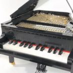 این پیانوی اسباب بازی که با قطعات لگو ساخته شده، می‌تواند بنوازد [تماشا کنید]