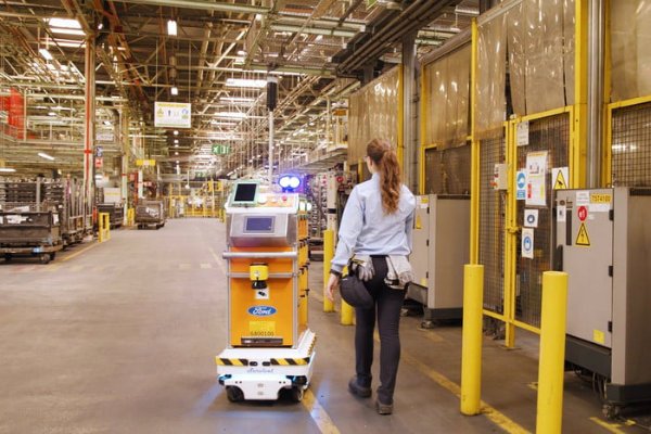 self-driving-robot-makes-life-easier-for-ford-employees-700x467-c