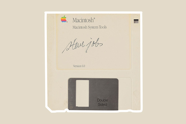 حراج فلاپی دیسک با امضای استیو جابز با ارزش تقریبی 7500 دلار