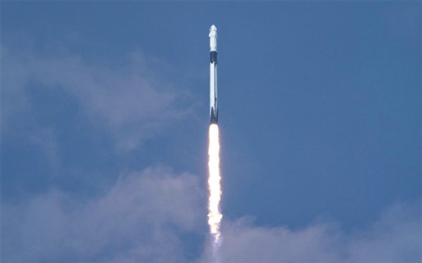 فرود موفق راکت فالکون ۹ پس از پرتاب تاریخی کرو دراگون [تماشا کنید]
