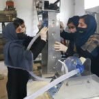 دختران نوجوان افغان با قطعات ماشین دستگاه تنفس مصنوعی میسازند