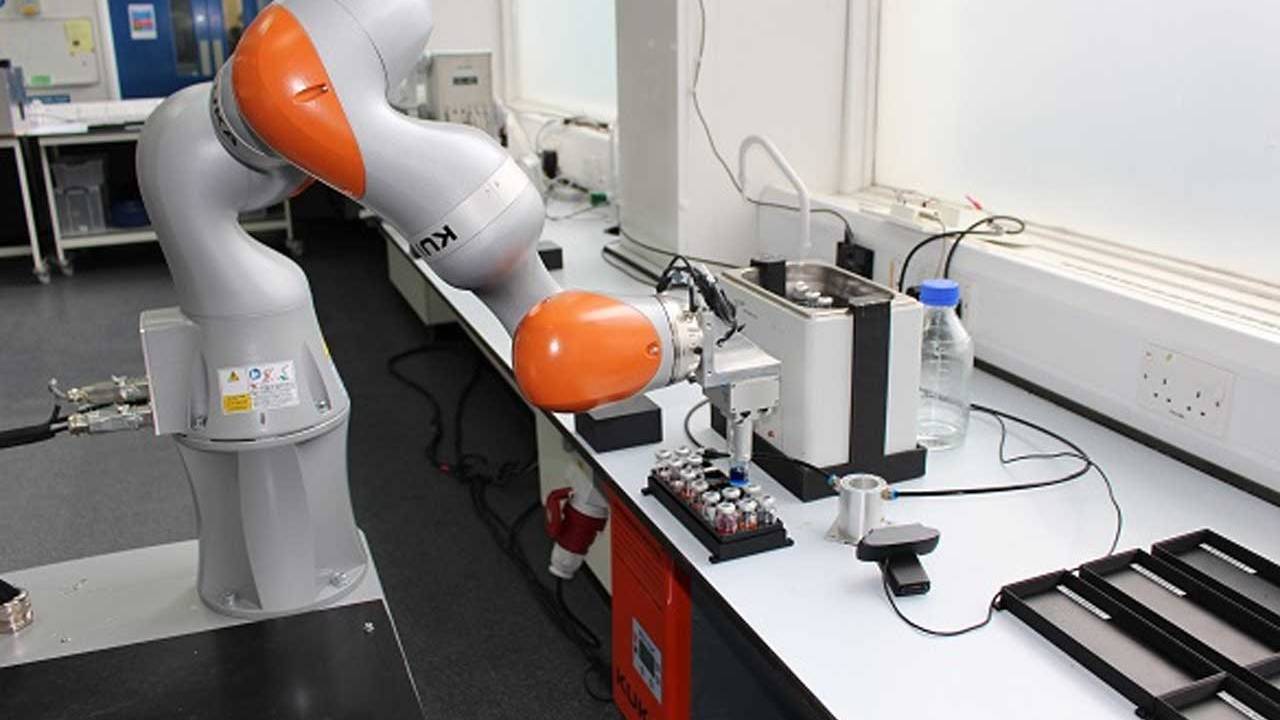 محققان لیورپول ربات شیمیدان کاملا خودمختار ساختند [تماشا کنید]