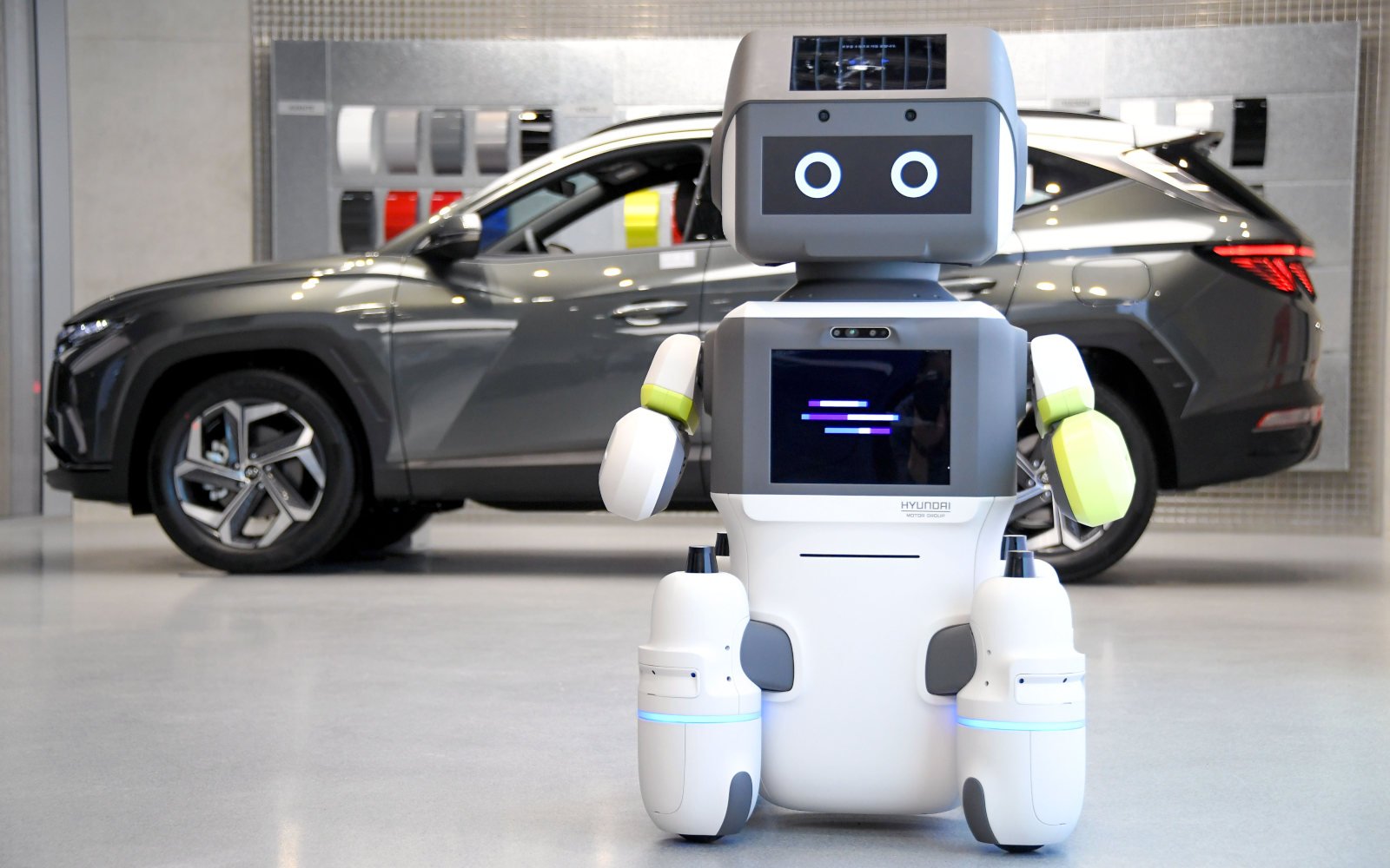 DAL-e-customer-service-robot-Hyundai-2.jpg