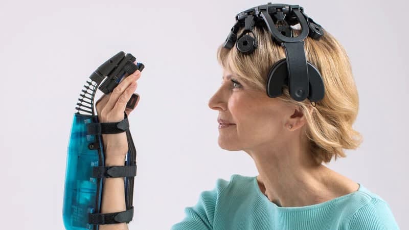 نخستین دستگاه واسط مغز و کامپیوتر تایید شده FDA به بیماران دچار سکته مغزی کمک می‌کند