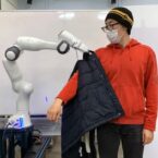 این ربات به افراد با محدودیت‌های حرکتی در پوشیدن لباس کمک می‌کند [تماشا کنید]