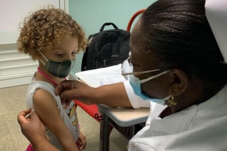 کوبا اولین کشور جهان که کودکان بالای دو سال را در برابر کرونا واکسینه می‌کند