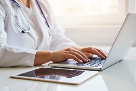 گزارش دکتر ساینا نشان می‌دهد: ۸۰ درصد مشکلات پزشکی با ویزیت آنلاین به درمان ختم می‌شود