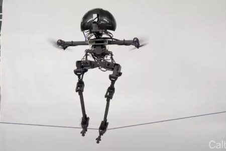 ربات دوپا «لئوناردو» با الگوبرداری از پرواز پرندگان از زمین بلند می‌شود [تماشا کنید]