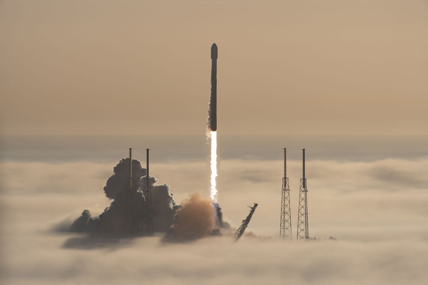اسپیس ایکس ۵۳ ماهواره استارلینک را در هوای مه‌آلود به مدار فرستاد