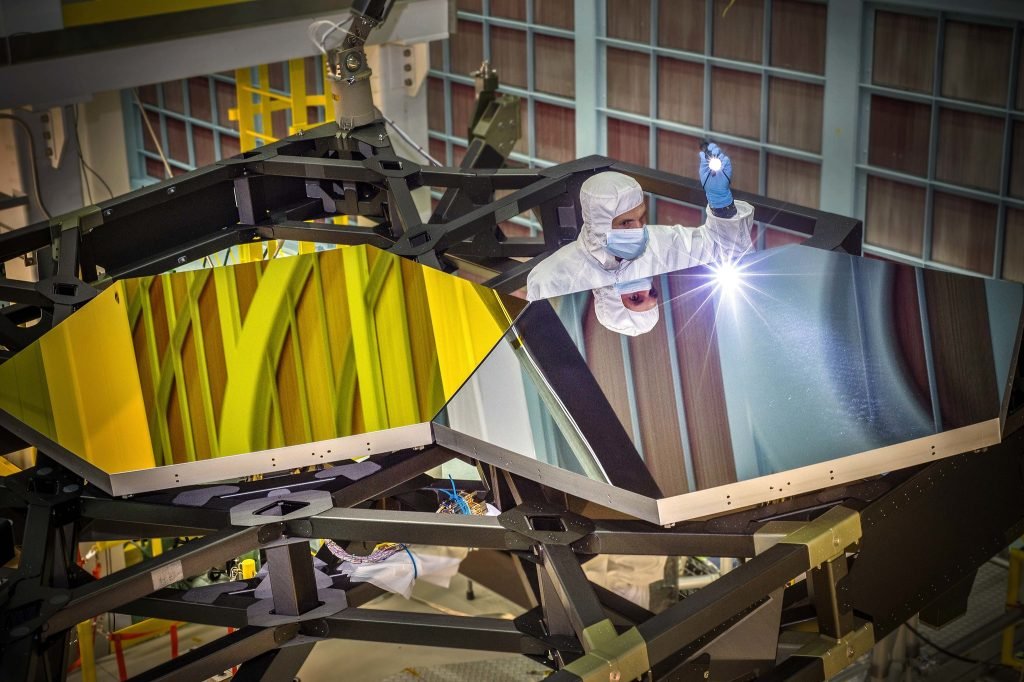 آینه طلایی تلسکوپ فضایی 