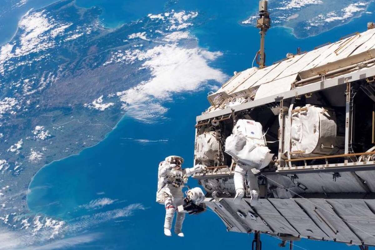 فضانوردان ناسا در پیاده‌روی فضایی آنتن ایستگاه فضایی را تعویض کردند