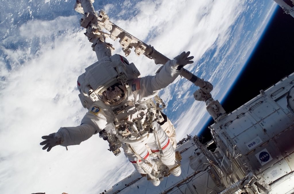 فضانورد ناسا در کنار ایستگاه فضایی