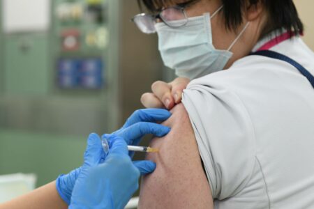 محققان ژاپنی روی یک واکسن کرونا با قابلیت ایجاد مصونیت دائمی کار می‌کنند