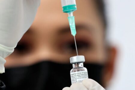 فایزر و بیون‌تک کارآزمایی بالینی واکسن اختصاصی کرونا امیکرون را آغاز کردند
