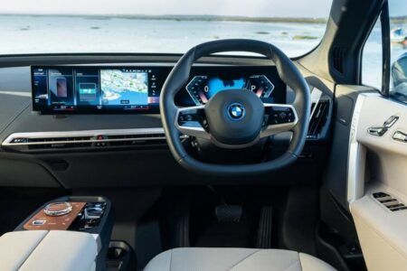 دلیل اصرار خودروسازان به استفاده از صفحه نمایش به جای دکمه و کلید چیست؟