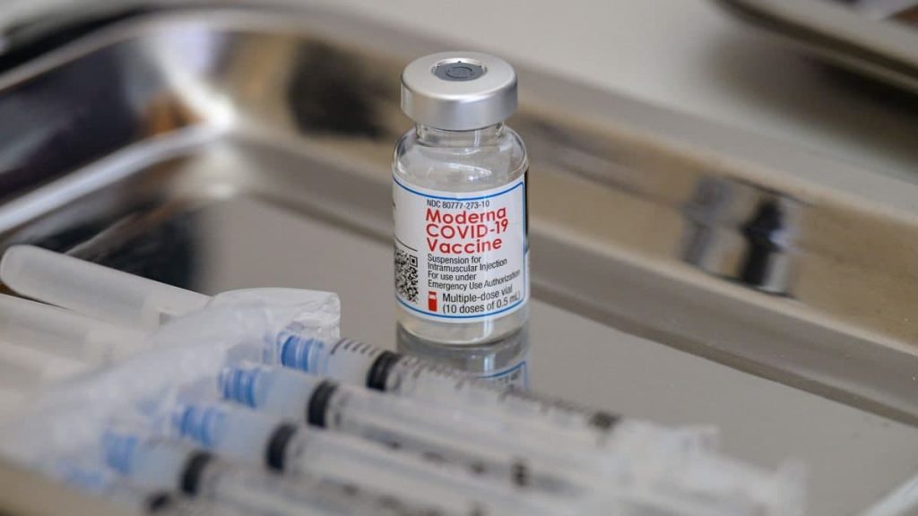 واکسن کرونا امیکرون احتمالا عملکردش مشابه دوز سوم واکسن های کنونی باشد