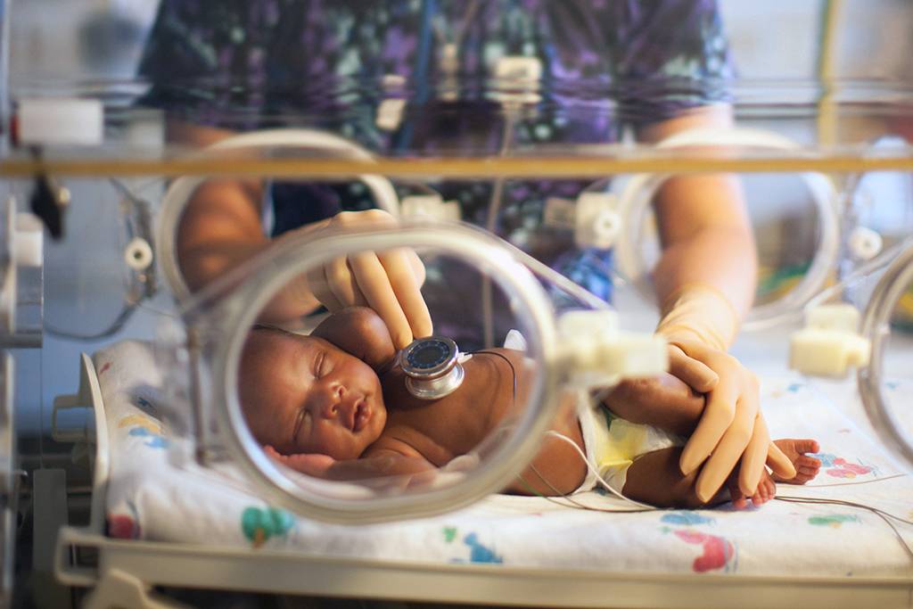 بستری نوزاد در بخش مراقبت های ویژه پس از زایمان مادر مبتلا به کرونا