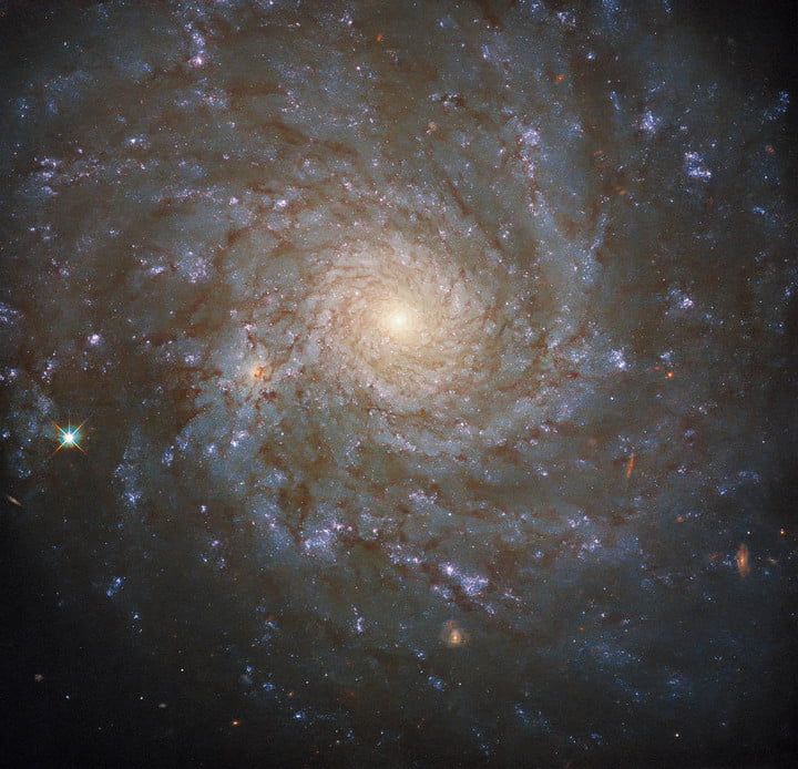 تلسکوپ هابل تصویری زیبا از یک کهکشان مارپیچ در فاصله 60 میلیون سال نوری ثبت کرد