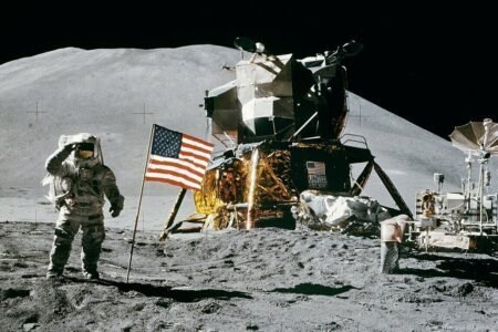 خاک ماه که از ماموریت آپولو 11 به زمین رسیده است، به حراج گذاشته می‌شود