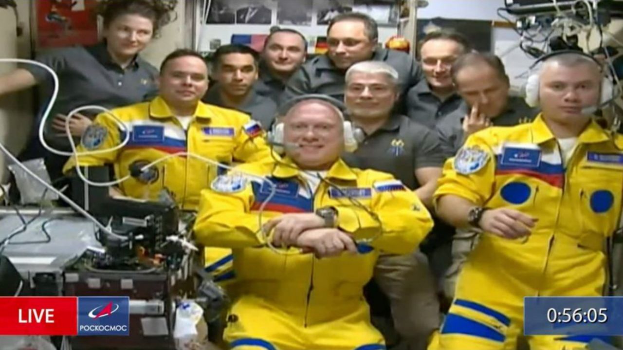 فضانوردان روس با لباسی به رنگ پرچم اوکراین وارد ایستگاه فضایی شدند