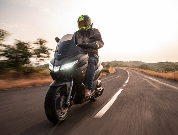 بررسی اسکوتر Aprilia SXR 160 75m قطب آی تی آوریل 160