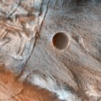 دهانه یخ زده مریخ در تصویر جدید ناسا می‌درخشد