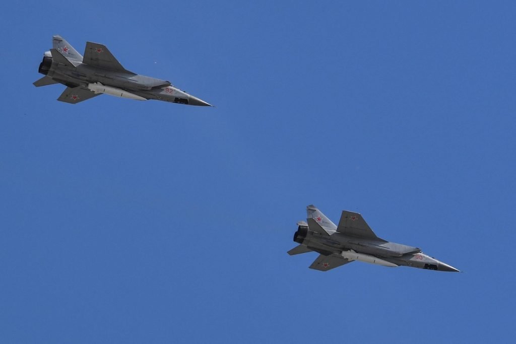 دو جنگنده در حال حمل موشک‌های فراصوت