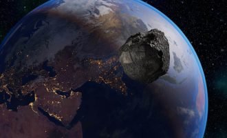 سیارکی در حال عبور از کنار زمین