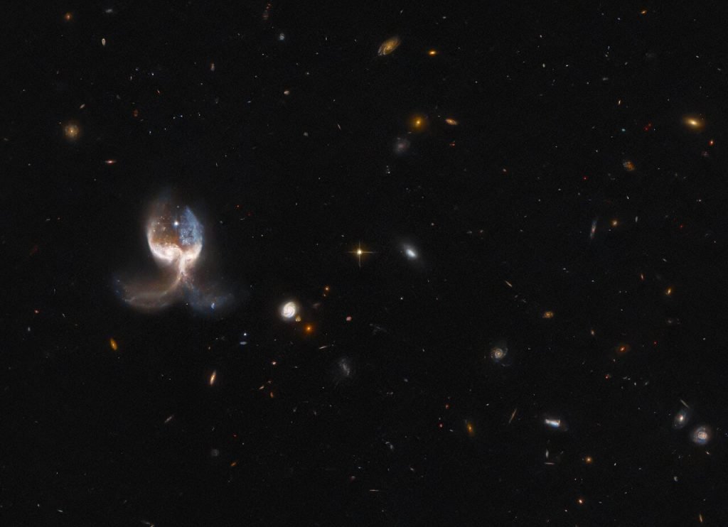 تصویر هفته هابل: بال‌هایی از جنس کهکشان‌ها