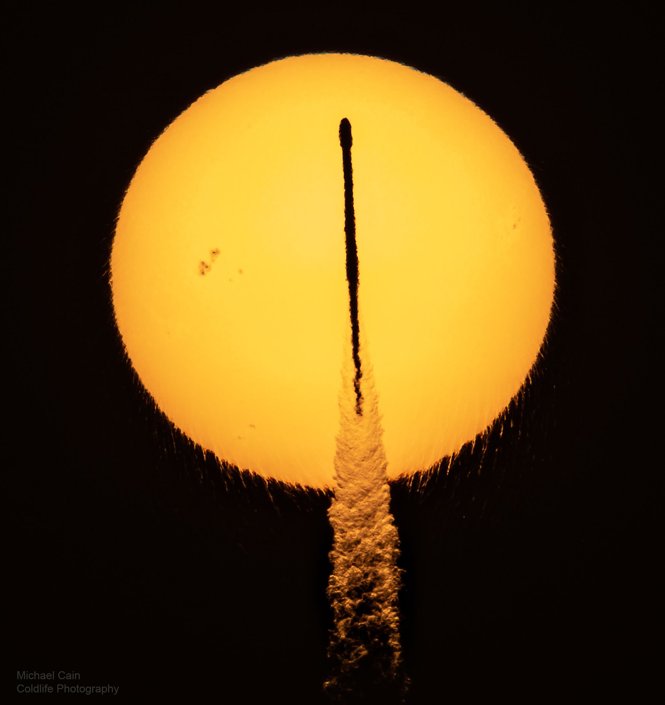 تصویر روز ناسا: گذر فالکون 9 از مقابل خورشید