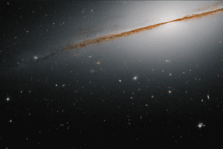 تلسکوپ هابل و کهکشان سامبررو کوچک