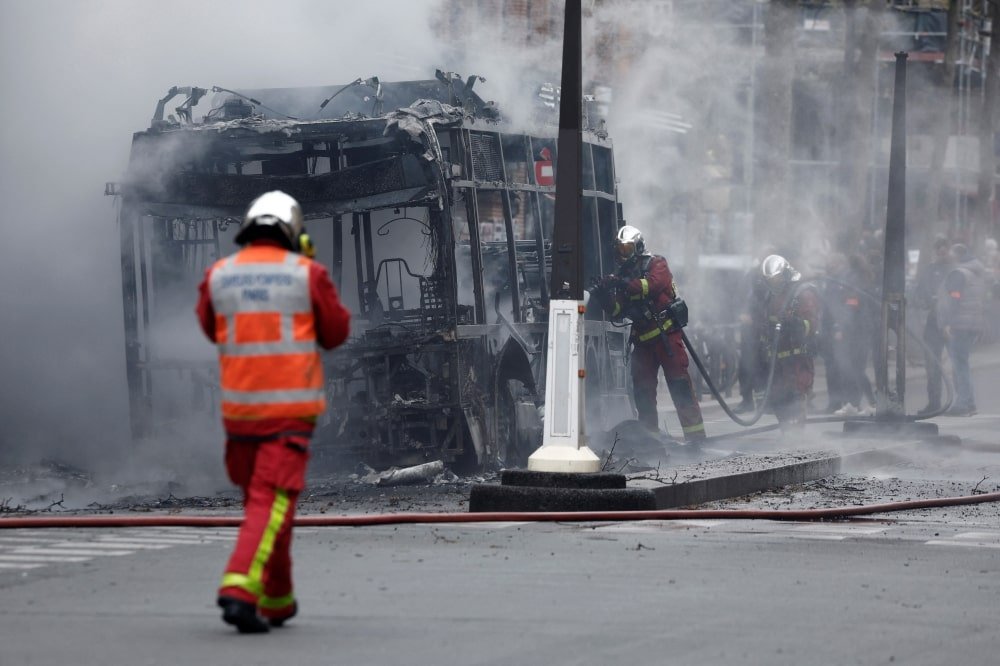آتش سوزی اتوبوس های برقی در پاریس