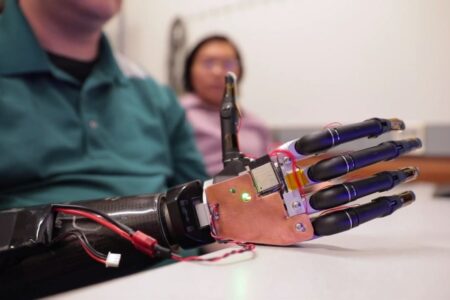 ساخت دست رباتیکی که با ذهن قابل کنترل است [تماشا کنید]