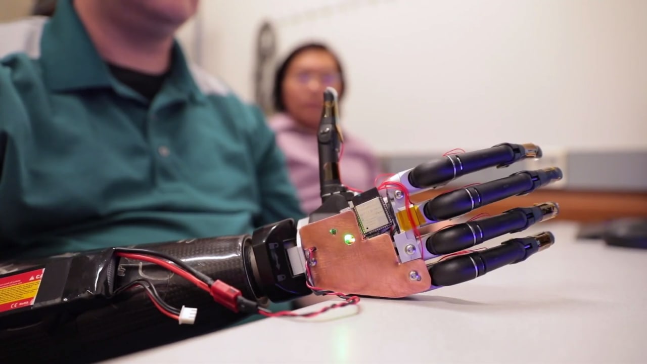 ساخت دست رباتیکی که با ذهن قابل کنترل است [تماشا کنید]