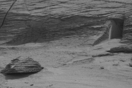 کاوشگر کنجکاوی ناسا عکس عجیبی در مریخ ثبت کرد؛ دروازه بیگانگان در سیاره سرخ؟