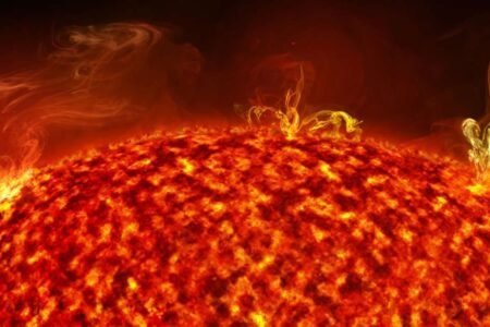 مشاهده یک لکه غول‌پیکر با سه برابر اندازه زمین روی خورشید؛ آیا باید نگران باشیم؟