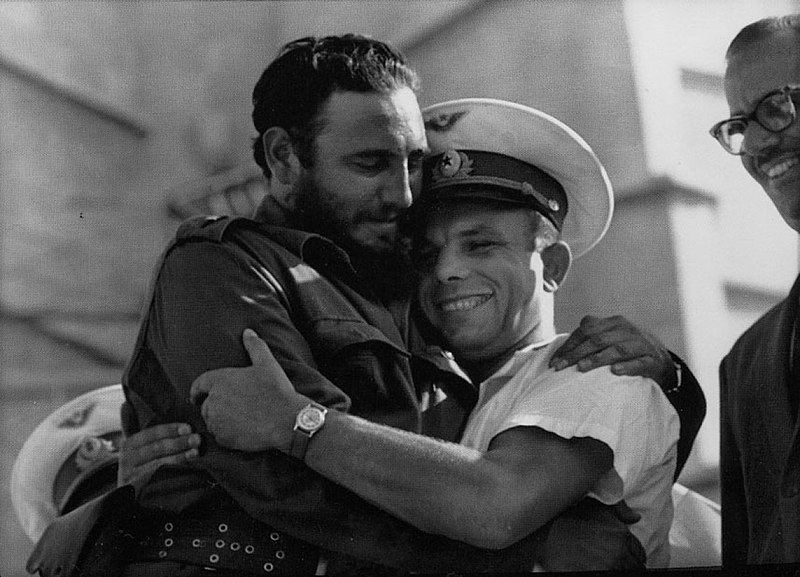 در سال 1961، یوری گاگارین با فیدل کاسترو، نخست وزیر وقت کوبا در هاوانا، کوبا، ملاقات کرد.