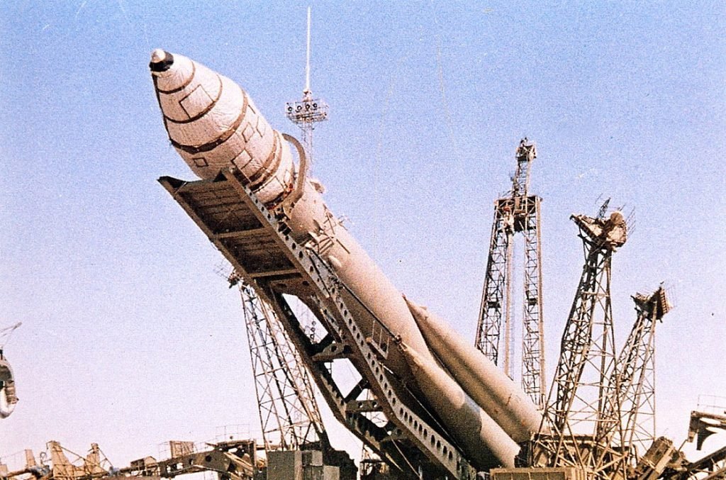 یوری گاگارین در عملیات وستوک-1 با موشک به فضا پرتاب شد.